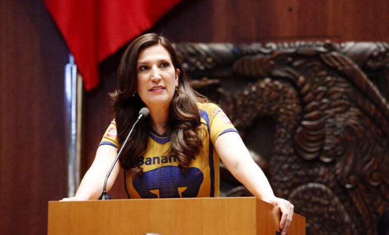 Kenia López Rabadán en la tribuna de la Cámara de Diputados
