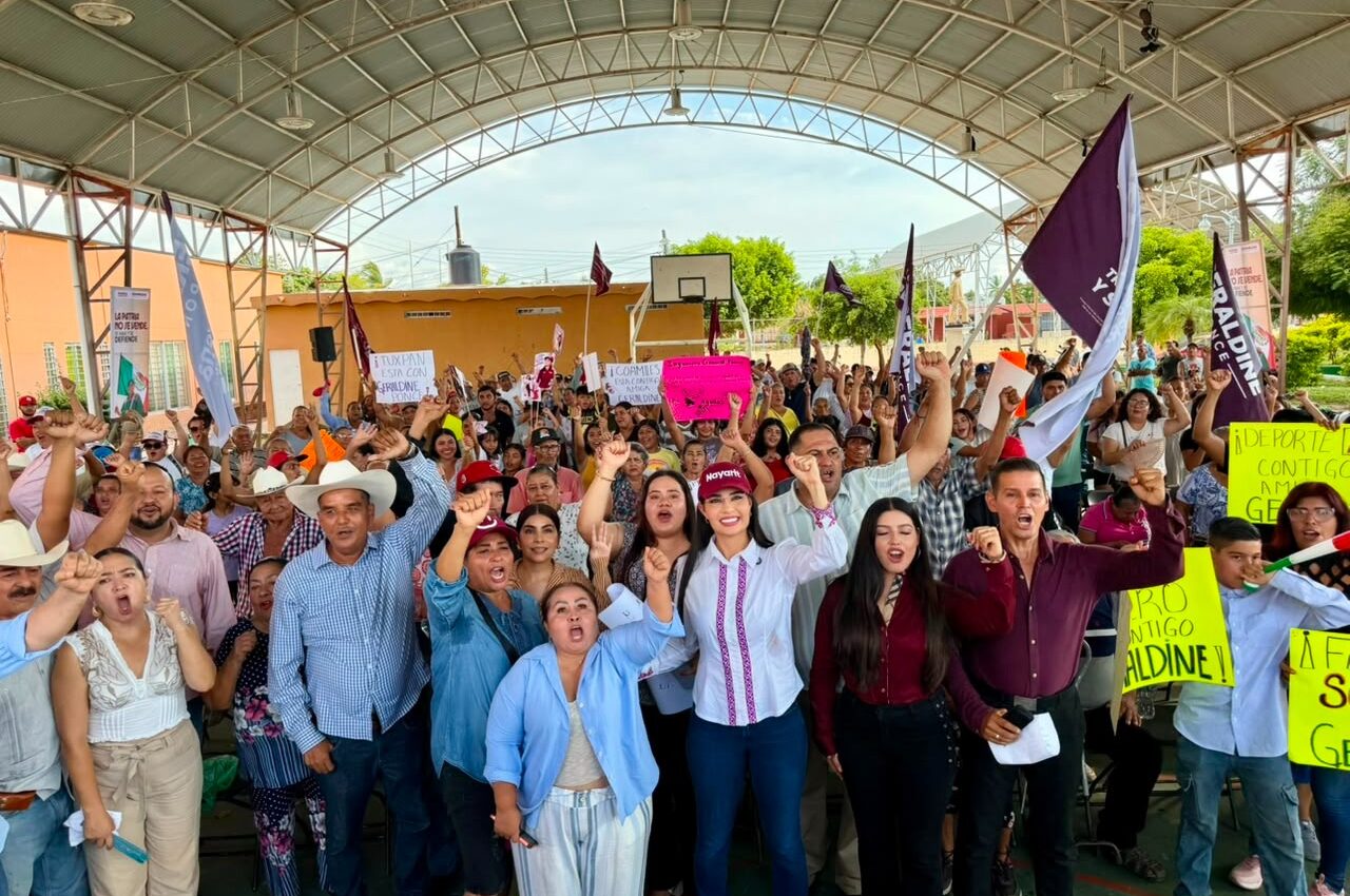 Geraldine Ponce junto a campesinos y productores durante una asamblea en Nayarit