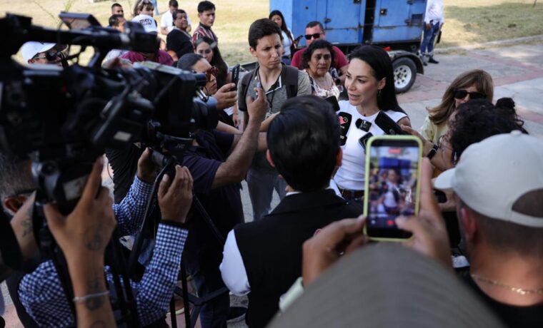 Diputada federal Mery Pozos atiende a medios de comunicación durante una asamblea morenista