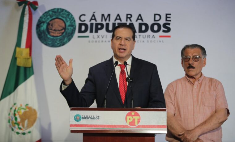 Ricardo Mejía Berdeja durante una conferencia de prensa en la Cámara de Diputados